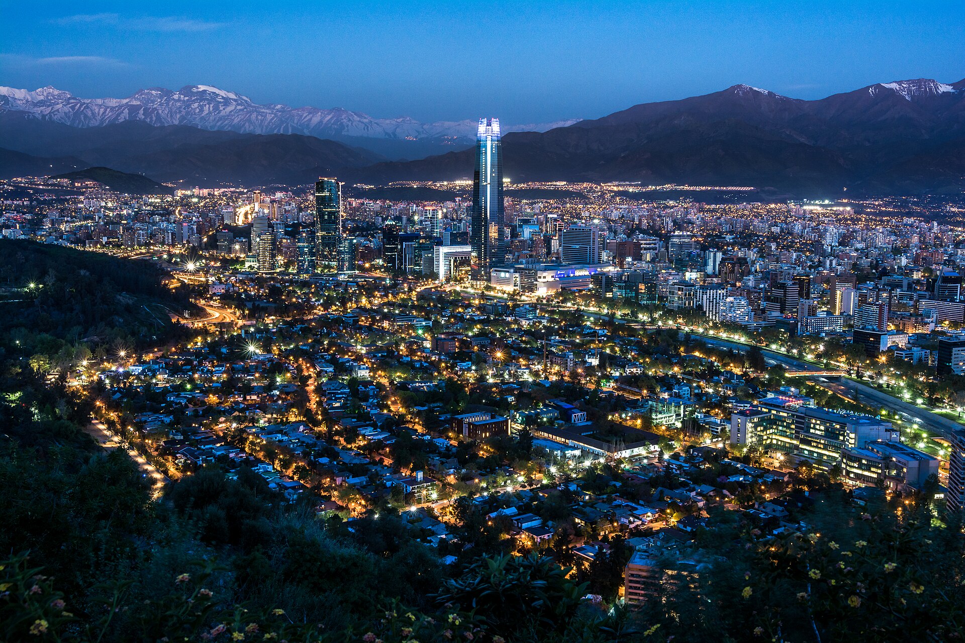 Vista de Santiago de Chile y la cordillera de los Andes al atardecer